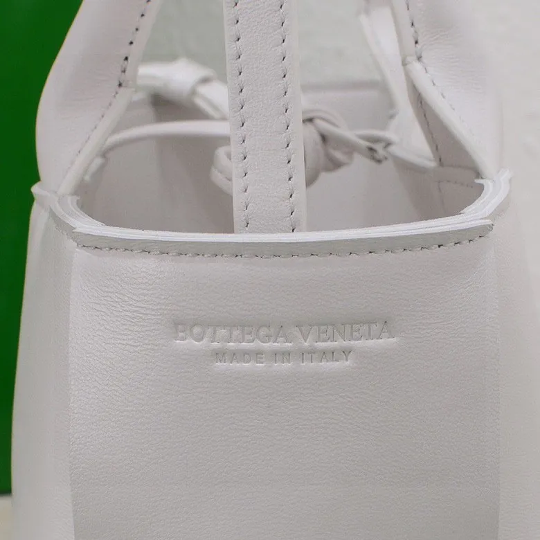 Batch 1460 🔥🔥🔥BV mini tote bag🟡🟡🟡Arco tote finally has a mini version this season. I love this size💯I have always been fond of tote bags because it has no complicated design, is simple and neat, and is easy to match with daily clothes🍒🍒Key point key point! It is equipped with a detachable shoulder strap, suitable for commuting and casual wear for any occasion👏👏Model number: 9894#, size: 25x16x8cm.